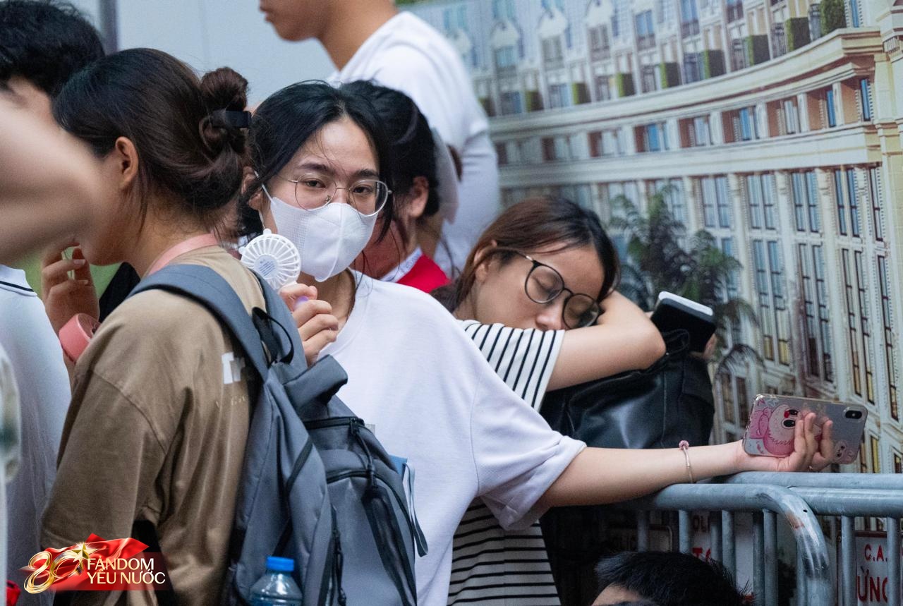 Cảnh tượng hiếm thấy: Nhà hát Lớn Hà Nội ken đặc dòng người, nhiều bạn trẻ xếp hàng từ 21h tối qua để nhận vé concert- Ảnh 19.