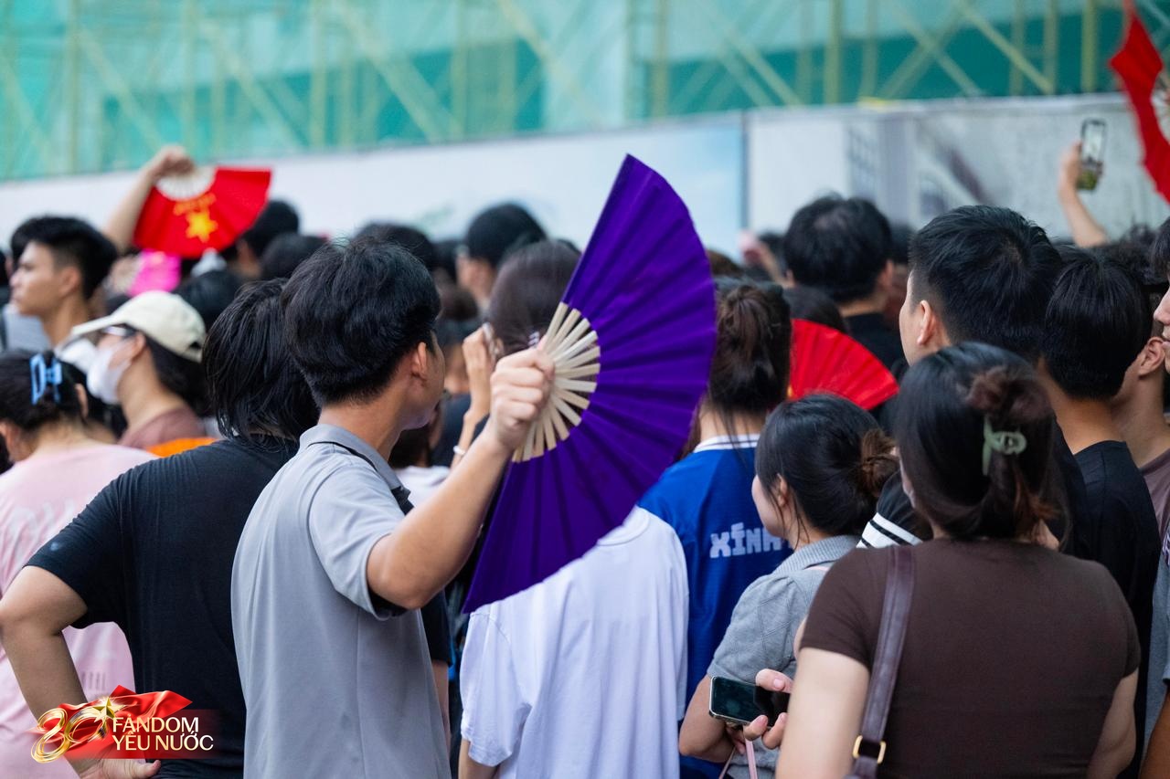 Cảnh tượng hiếm thấy: Nhà hát Lớn Hà Nội ken đặc dòng người, nhiều bạn trẻ xếp hàng từ 21h tối qua để nhận vé concert- Ảnh 20.