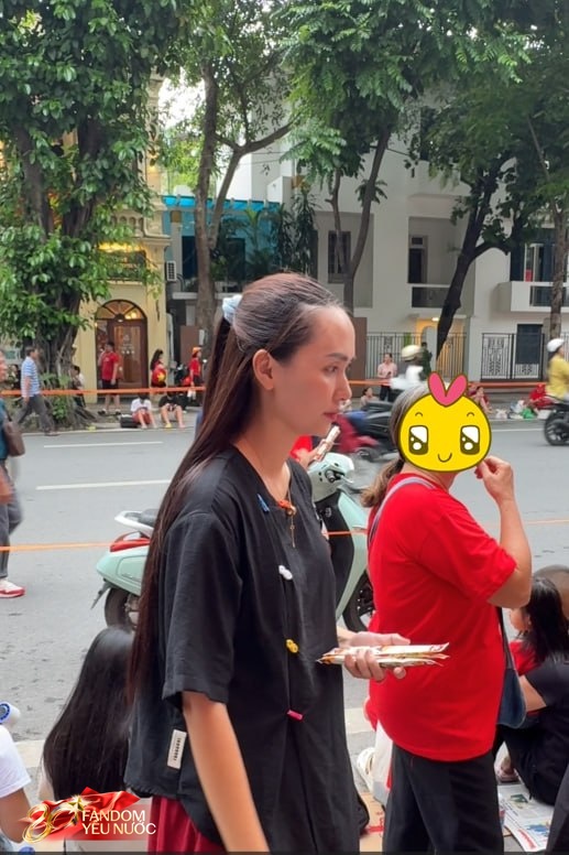 [CLIP] Quỳnh Anh - Huyền Mi xuất hiện giản dị, con gái Duy Mạnh trở thành "ngôi sao" được mẹ bế ra trước biệt thự 6 tầng- Ảnh 1.