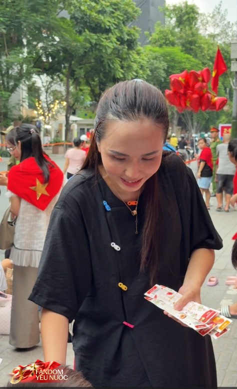 [CLIP] Quỳnh Anh - Huyền Mi xuất hiện giản dị, con gái Duy Mạnh trở thành "ngôi sao" được mẹ bế ra trước biệt thự 6 tầng- Ảnh 4.