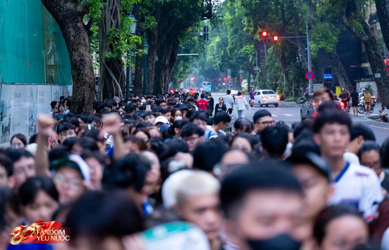 Cảnh tượng hiếm thấy: Nhà hát Lớn Hà Nội ken đặc dòng người, nhiều bạn trẻ xếp hàng từ 21h tối qua để nhận vé concert- Ảnh 11.