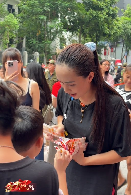 [CLIP] Quỳnh Anh - Huyền Mi xuất hiện giản dị, con gái Duy Mạnh trở thành "ngôi sao" được mẹ bế ra trước biệt thự 6 tầng- Ảnh 3.