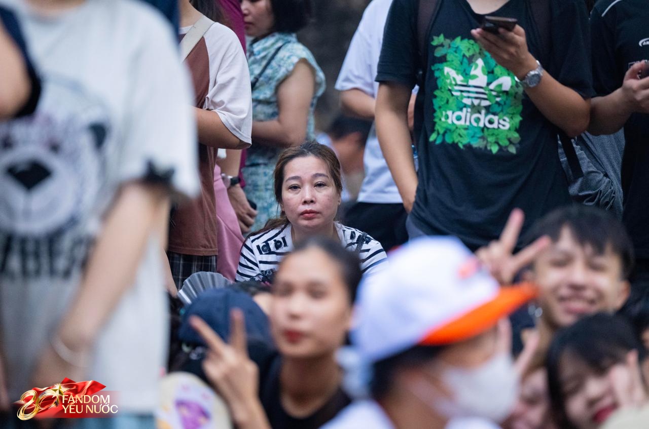 Cảnh tượng hiếm thấy: Nhà hát Lớn Hà Nội ken đặc dòng người, nhiều bạn trẻ xếp hàng từ 21h tối qua để nhận vé concert- Ảnh 12.