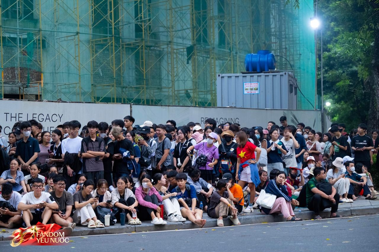 Cảnh tượng hiếm thấy: Nhà hát Lớn Hà Nội ken đặc dòng người, nhiều bạn trẻ xếp hàng từ 21h tối qua để nhận vé concert- Ảnh 13.
