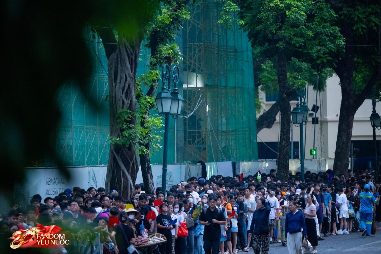 Cảnh tượng hiếm thấy: Nhà hát Lớn Hà Nội ken đặc dòng người, nhiều bạn trẻ xếp hàng từ 21h tối qua để nhận vé concert- Ảnh 15.