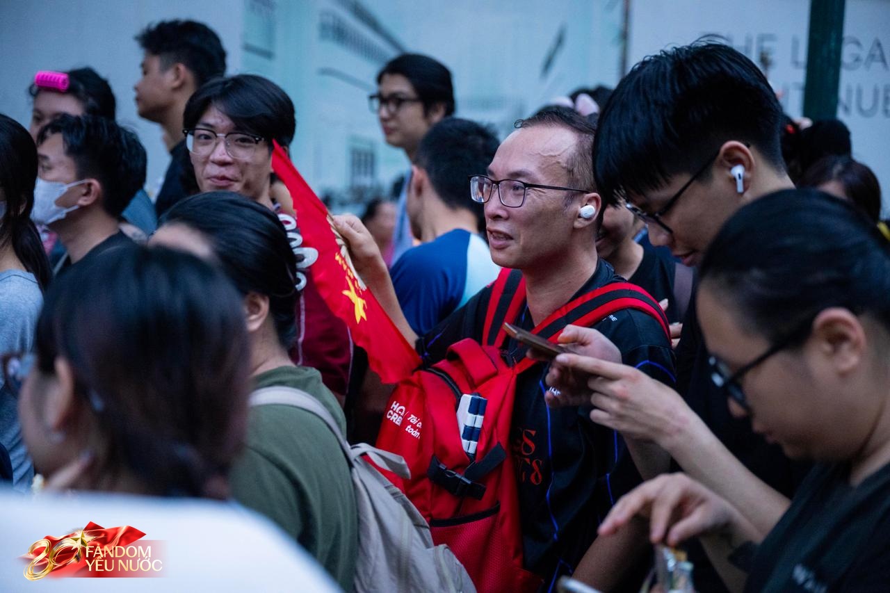 Cảnh tượng hiếm thấy: Nhà hát Lớn Hà Nội ken đặc dòng người, nhiều bạn trẻ xếp hàng từ 21h tối qua để nhận vé concert- Ảnh 16.