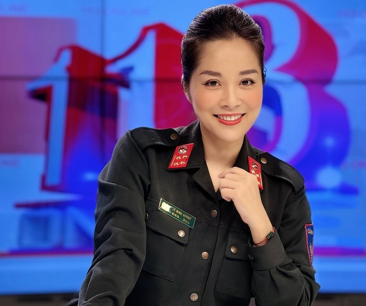Nữ chính 'Nhật ký Vàng Anh' giờ là Đại úy công an, kín tiếng đời tư ở tuổi 40- Ảnh 2. Nữ chính 'Nhật ký Vàng Anh' giờ là Đại úy công an, kín tiếng đời tư ở tuổi 40- Ảnh 2.