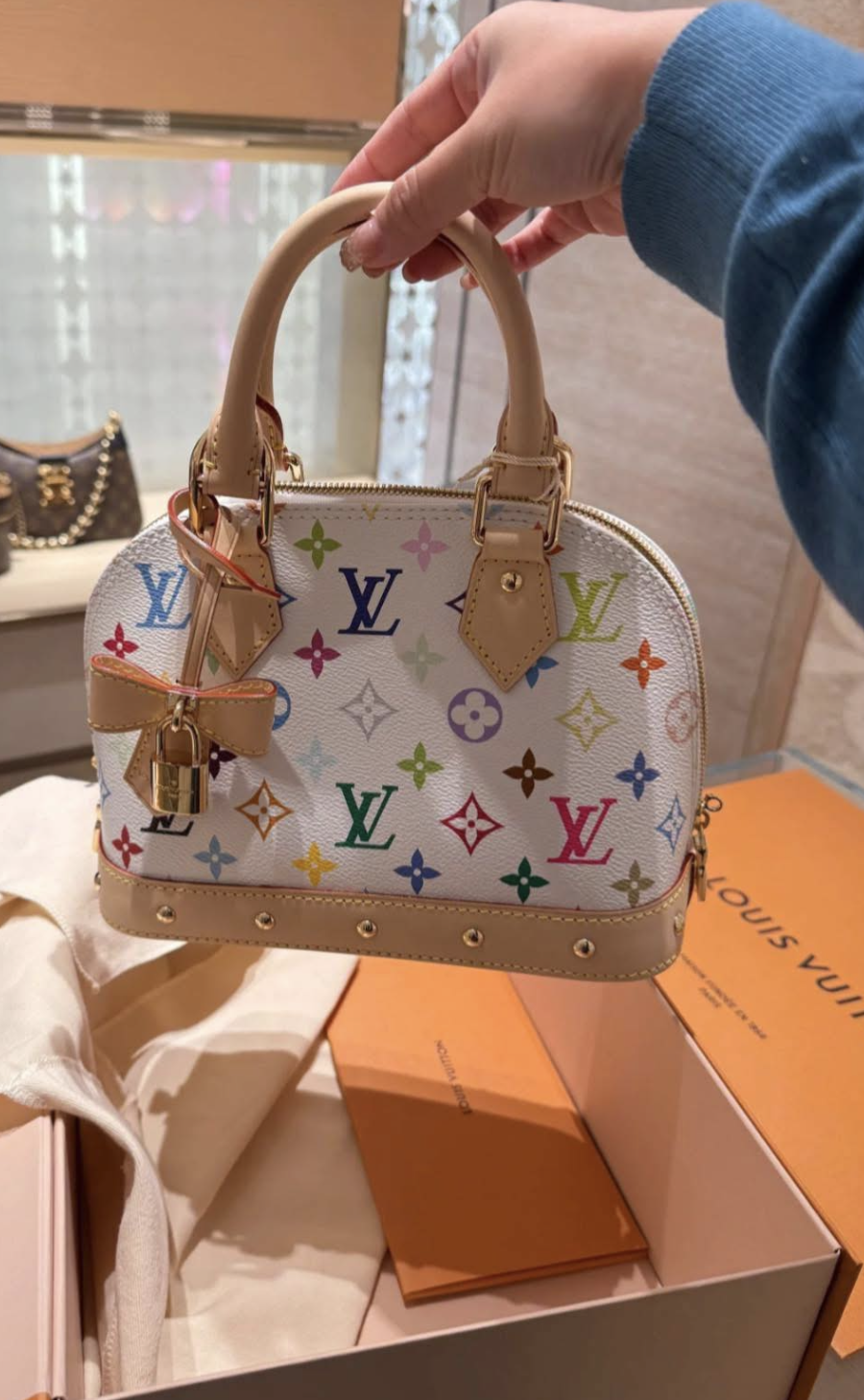Cùng một túi Louis Vuitton, Phương Nhi mang đi sự kiện với nhà chồng, Lisa đi chơi cùng bạn tỷ phú- Ảnh 3. Cùng một túi Louis Vuitton, Phương Nhi mang đi sự kiện với nhà chồng, Lisa đi chơi cùng bạn tỷ phú- Ảnh 3.