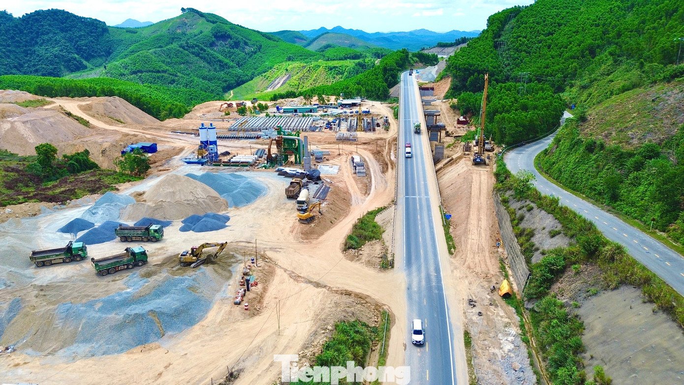 Gấp rút thi công dự án 'lên đời' cao tốc La Sơn - Hòa Liên- Ảnh 2. Gấp rút thi công dự án 'lên đời' cao tốc La Sơn - Hòa Liên- Ảnh 2.