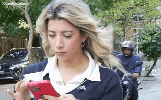 Khoảnh khắc nữ phóng viên bị cướp giật điện thoại ngay trên sóng trực tiếp- Ảnh 2.