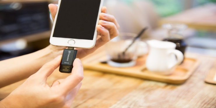 Nhặt được USB lạ đánh rơi trên đường, tò mò cắm thử vào điện thoại, bên trong là thứ không ai nghĩ tới- Ảnh 1.