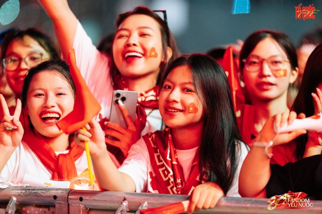 Sức nóng concert quốc gia khiến sao quốc tế cũng phải “nhường đường”- Ảnh 4. Sức nóng concert quốc gia khiến sao quốc tế cũng phải “nhường đường”- Ảnh 4.