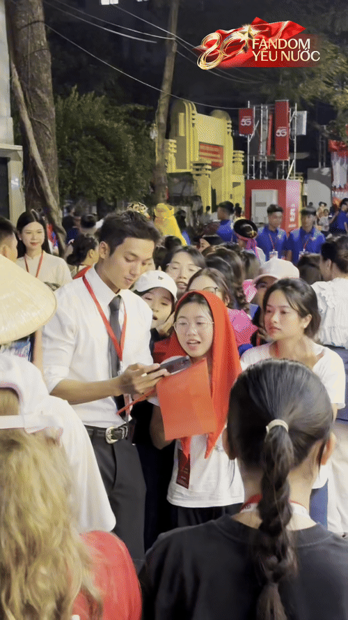 Gặp gỡ "nam thần khẩu trang" gần 1m9 được săn đón trong buổi tổng hợp luyện, diện sơ mi trắng còn gây sốt cỡ này!- Ảnh 2.