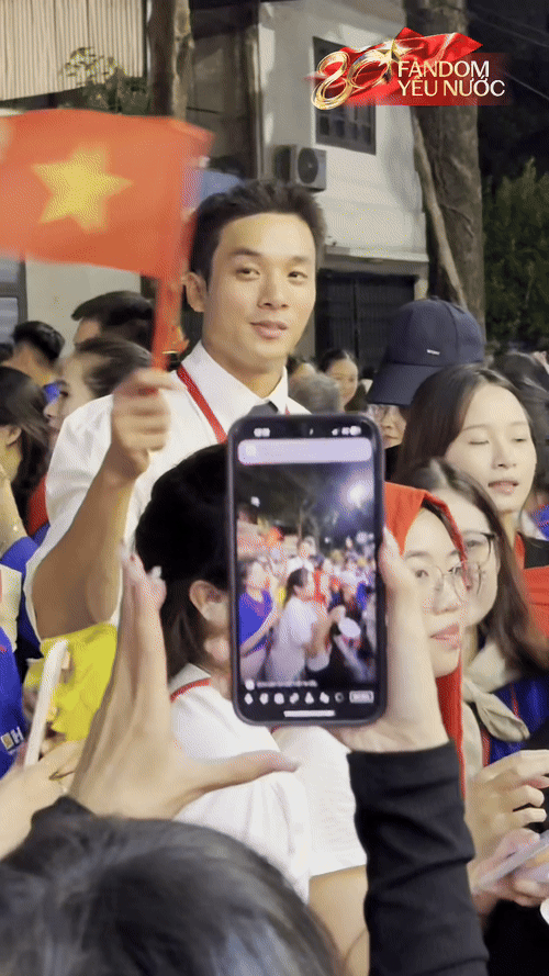 Gặp gỡ "nam thần khẩu trang" gần 1m9 được săn đón trong buổi tổng hợp luyện, diện sơ mi trắng còn gây sốt cỡ này!- Ảnh 3.