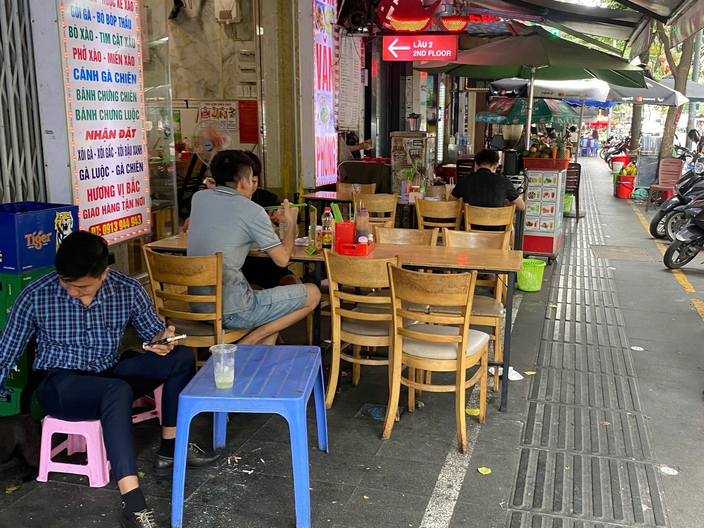 TPHCM thu hơn 8,5 tỷ từ vỉa hè, chuẩn bị nghị quyết mới- Ảnh 1. TPHCM thu hơn 8,5 tỷ từ vỉa hè, chuẩn bị nghị quyết mới- Ảnh 1.