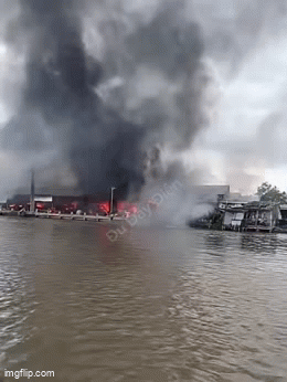 Clip vụ chồng chém vợ rồi phóng hỏa, cháy lan sang cả chợ, thiệt hại hàng chục căn nhà: Hé lộ nguyên nhân- Ảnh 2.