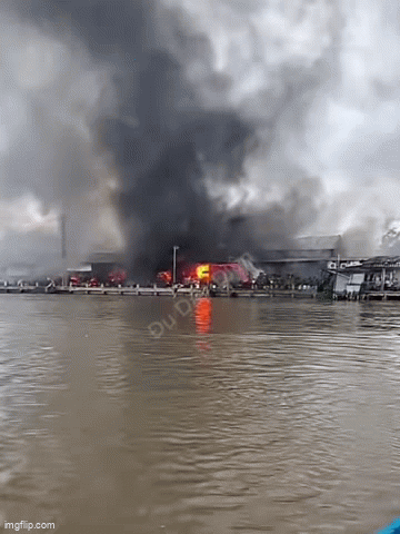 Clip vụ chồng chém vợ rồi phóng hỏa, cháy lan sang cả chợ, thiệt hại hàng chục căn nhà: Hé lộ nguyên nhân- Ảnh 1.