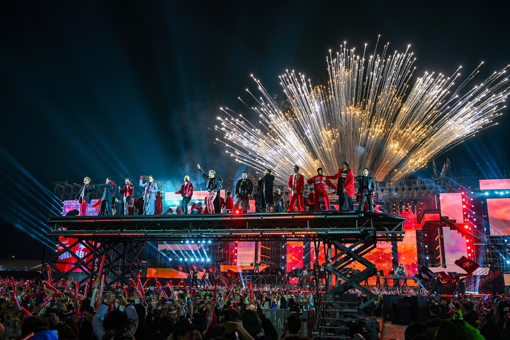 Sức nóng concert quốc gia khiến sao quốc tế cũng phải “nhường đường”- Ảnh 1. Sức nóng concert quốc gia khiến sao quốc tế cũng phải “nhường đường”- Ảnh 1.