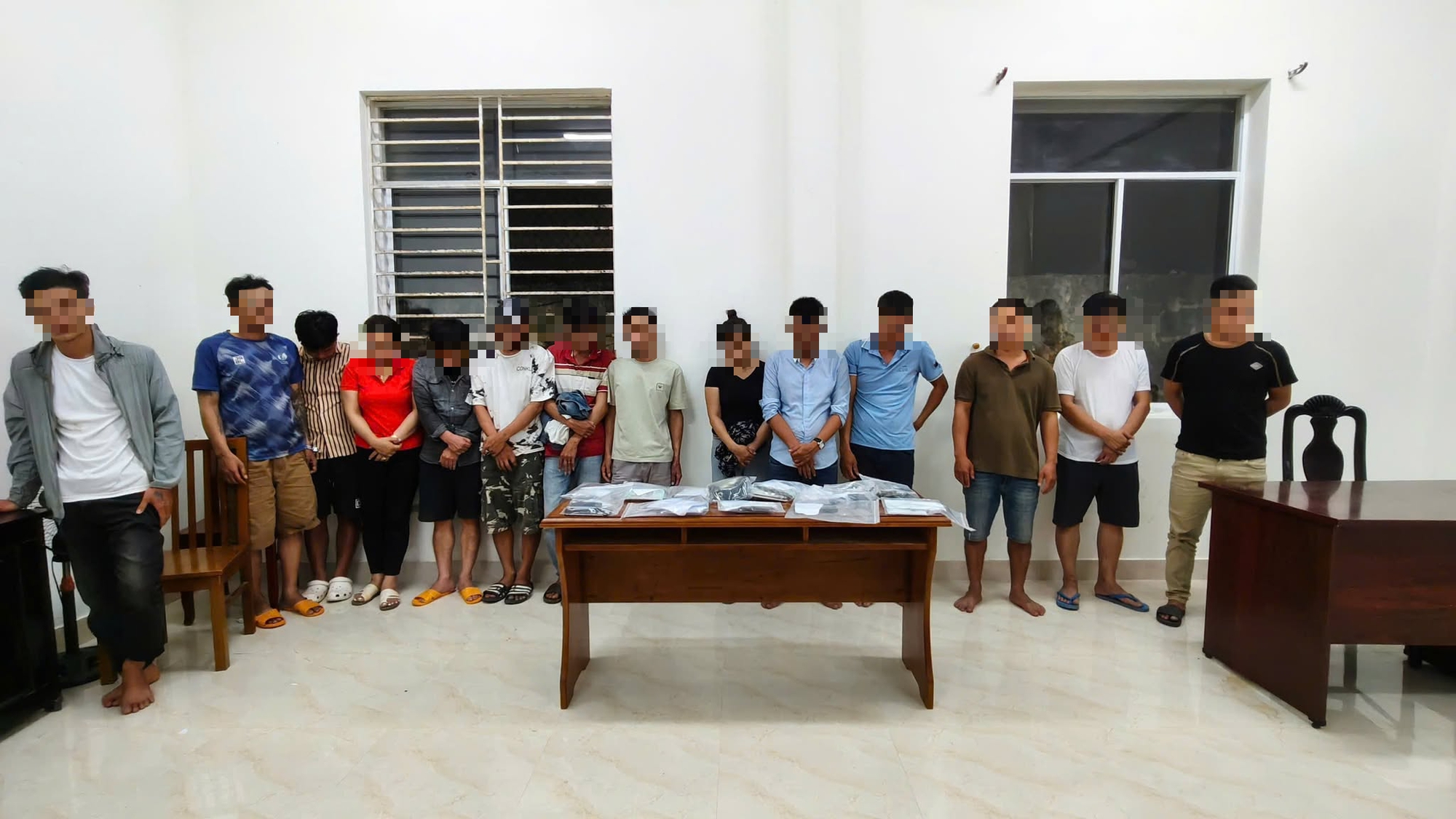 Công an Đà Nẵng vừa phá sới bạc "khủng", tạm giữ 14 người- Ảnh 1. Công an Đà Nẵng vừa phá sới bạc "khủng", tạm giữ 14 người- Ảnh 1.