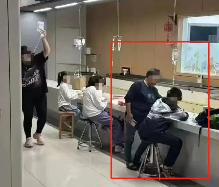 Không tin nổi cảnh này lại xuất hiện ngay trong bệnh viện- Ảnh 1.
