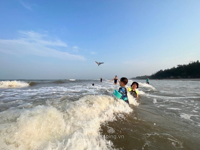 Ngoài Sầm Sơn, Thanh Hóa còn có bãi biển cách đó chỉ 40km, du khách nhận xét: Vắng, sạch hơn nhiều nơi!- Ảnh 4. Ngoài Sầm Sơn, Thanh Hóa còn có bãi biển cách đó chỉ 40km, du khách nhận xét: Vắng, sạch hơn nhiều nơi!- Ảnh 4.