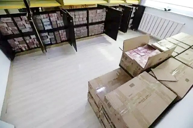 Đột kích căn hộ của nữ CEO công ty mỹ phẩm, tịch thu hơn 734 tỷ đồng tiền mặt chất đống như núi, phải dùng 3 xe tải bọc thép mới chở hết- Ảnh 1. Đột kích căn hộ của nữ CEO công ty mỹ phẩm, tịch thu hơn 734 tỷ đồng tiền mặt chất đống như núi, phải dùng 3 xe tải bọc thép mới chở hết- Ảnh 1.
