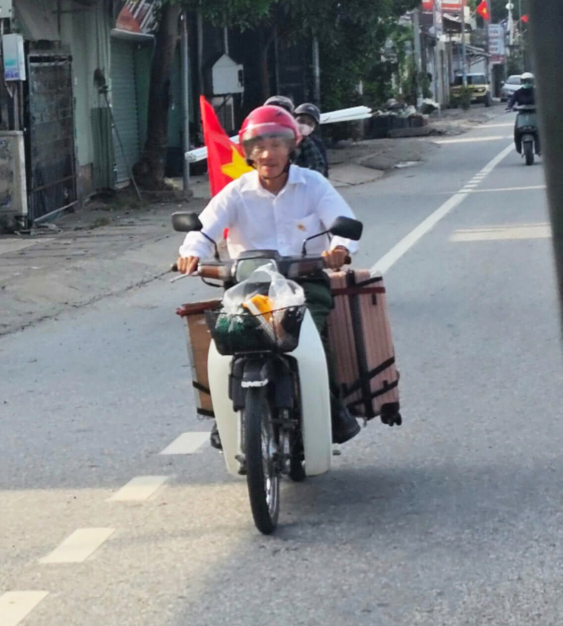 Cựu chiến binh Trần Văn Thanh lại đi xe máy từ Nghệ An ra Hà Nội mừng 2/9: Cập nhật hình ảnh mới nhất tại Thủ đô- Ảnh 3. Cựu chiến binh Trần Văn Thanh lại đi xe máy từ Nghệ An ra Hà Nội mừng 2/9: Cập nhật hình ảnh mới nhất tại Thủ đô- Ảnh 3.