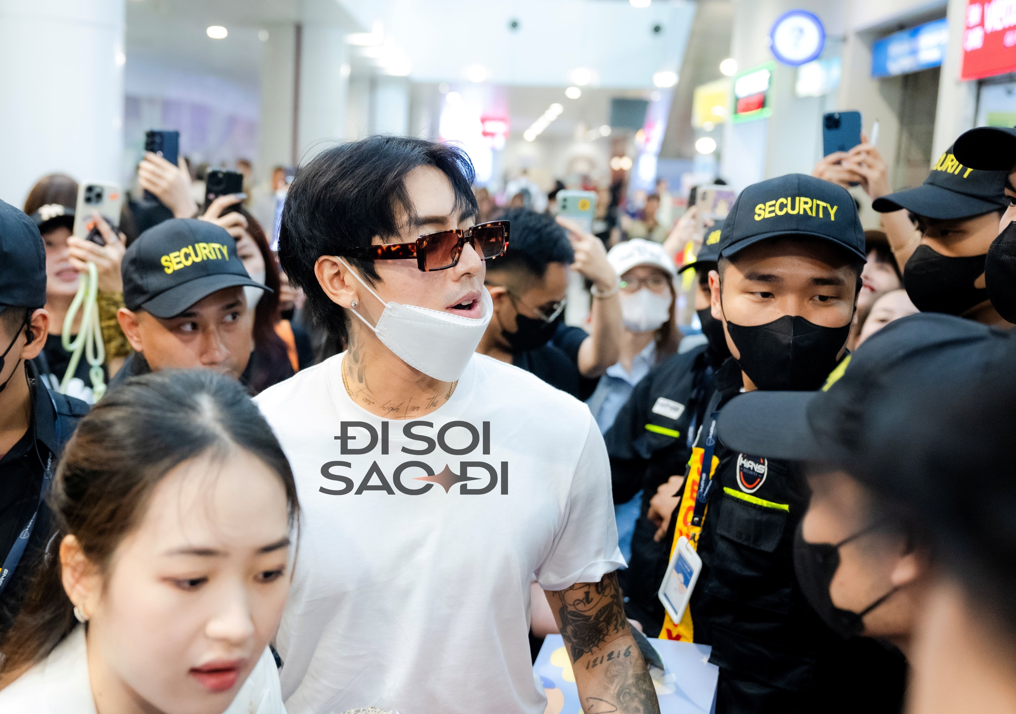 "Trai đẹp khiến cả sân Mỹ Đình phát cuồng" DPR Ian đội nón lá trở lại Việt Nam, biển fan chào đón "rể Việt" gây choáng!- Ảnh 2.