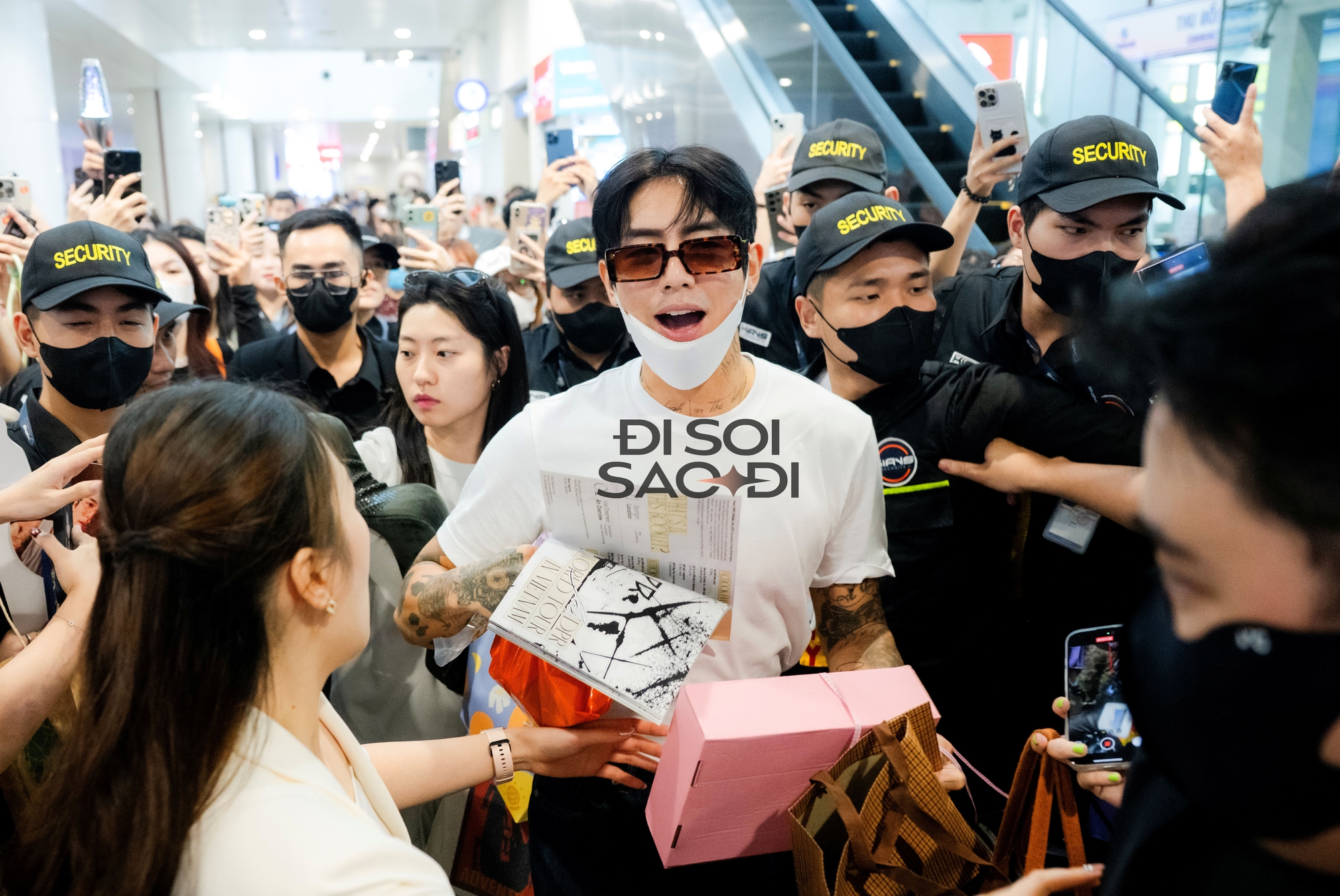 "Trai đẹp khiến cả sân Mỹ Đình phát cuồng" DPR Ian đội nón lá trở lại Việt Nam, biển fan chào đón "rể Việt" gây choáng!- Ảnh 5.