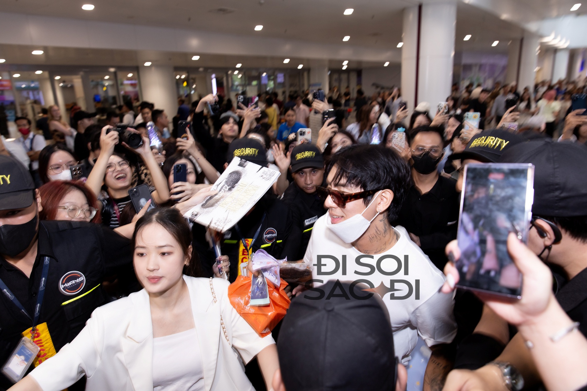 "Trai đẹp khiến cả sân Mỹ Đình phát cuồng" DPR Ian đội nón lá trở lại Việt Nam, biển fan chào đón "rể Việt" gây choáng!- Ảnh 8.