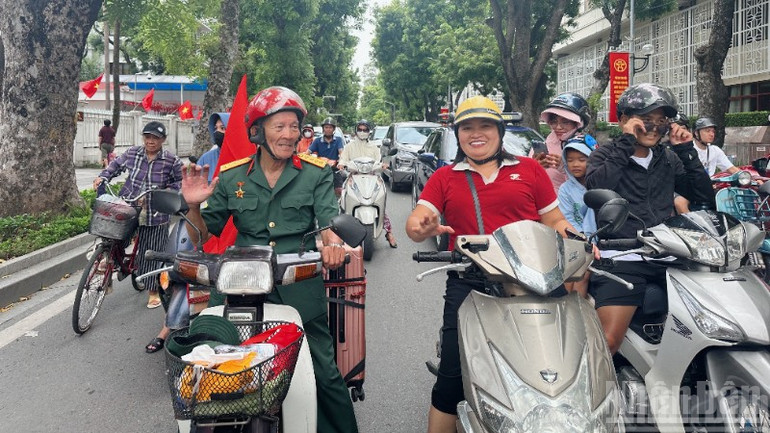 Cựu chiến binh Trần Văn Thanh lại đi xe máy từ Nghệ An ra Hà Nội mừng 2/9: Cập nhật hình ảnh mới nhất tại Thủ đô- Ảnh 2. Cựu chiến binh Trần Văn Thanh lại đi xe máy từ Nghệ An ra Hà Nội mừng 2/9: Cập nhật hình ảnh mới nhất tại Thủ đô- Ảnh 2.