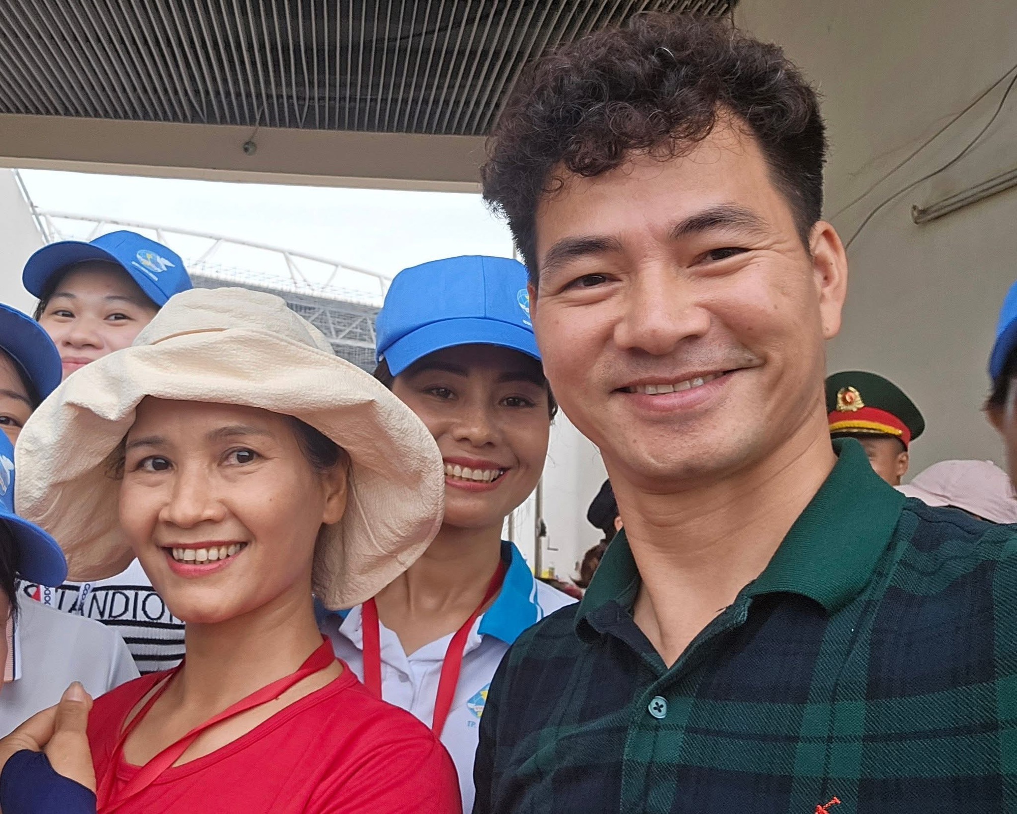 Nữ diễn viên chụp ảnh cùng Cục trưởng Xuân Bắc ở Tổng hợp luyện A80 là ai mà viral khắp MXH?- Ảnh 2. Nữ diễn viên chụp ảnh cùng Cục trưởng Xuân Bắc ở Tổng hợp luyện A80 là ai mà viral khắp MXH?- Ảnh 2.