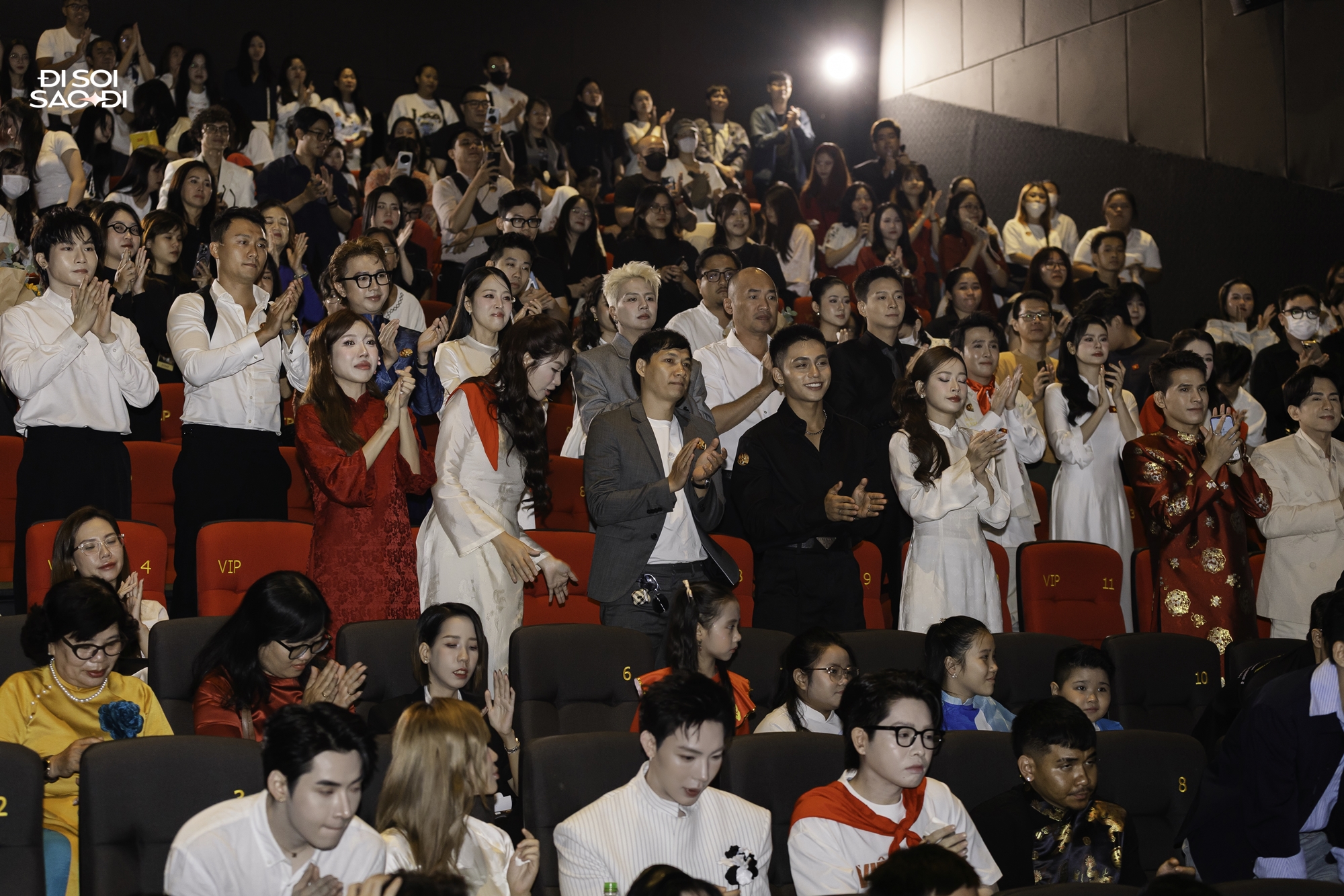 Cả Vbiz khóc nấc trước siêu phẩm mới của Hòa Minzy, cúi rạp người tri ân Mẹ Việt Nam Anh Hùng- Ảnh 6.