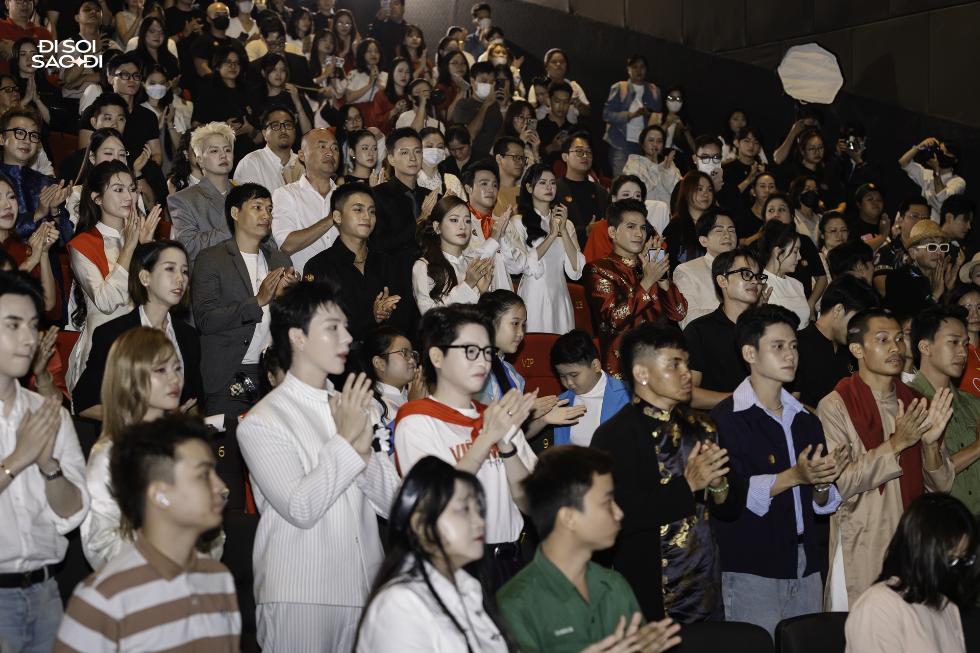 Cả Vbiz khóc nấc trước siêu phẩm mới của Hòa Minzy, cúi rạp người tri ân Mẹ Việt Nam Anh Hùng- Ảnh 5.