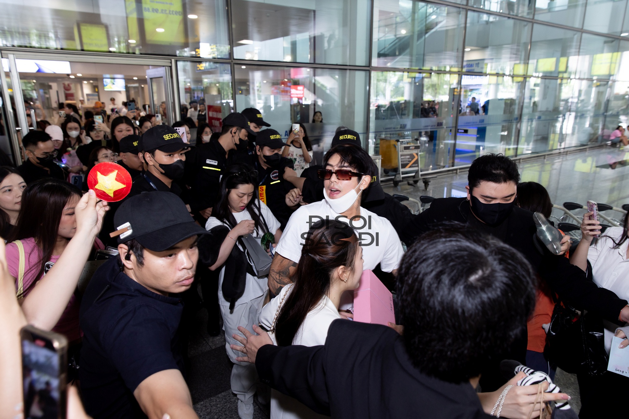 "Trai đẹp khiến cả sân Mỹ Đình phát cuồng" DPR Ian đội nón lá trở lại Việt Nam, biển fan chào đón "rể Việt" gây choáng!- Ảnh 9.