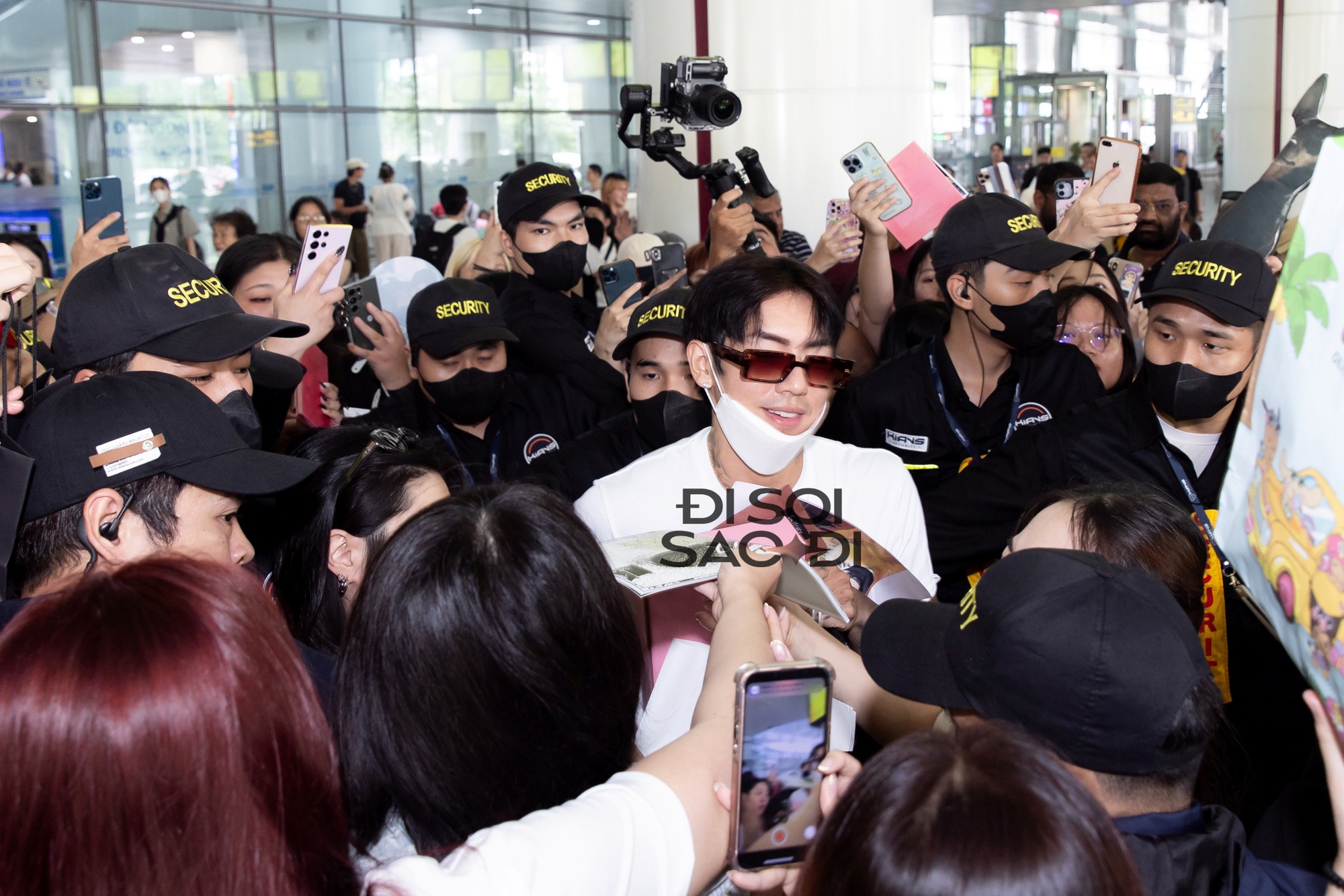 "Trai đẹp khiến cả sân Mỹ Đình phát cuồng" DPR Ian đội nón lá trở lại Việt Nam, biển fan chào đón "rể Việt" gây choáng!- Ảnh 10.