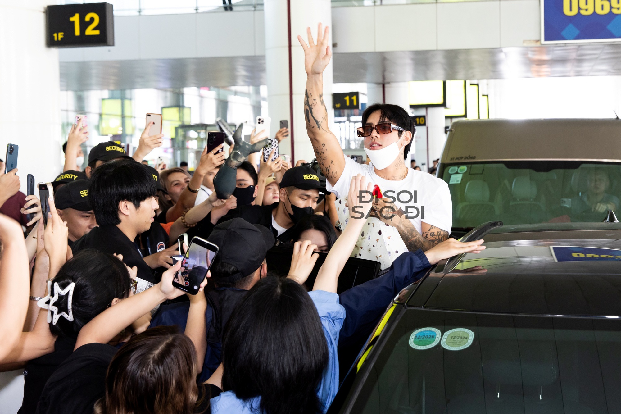 "Trai đẹp khiến cả sân Mỹ Đình phát cuồng" DPR Ian đội nón lá trở lại Việt Nam, biển fan chào đón "rể Việt" gây choáng!- Ảnh 12.