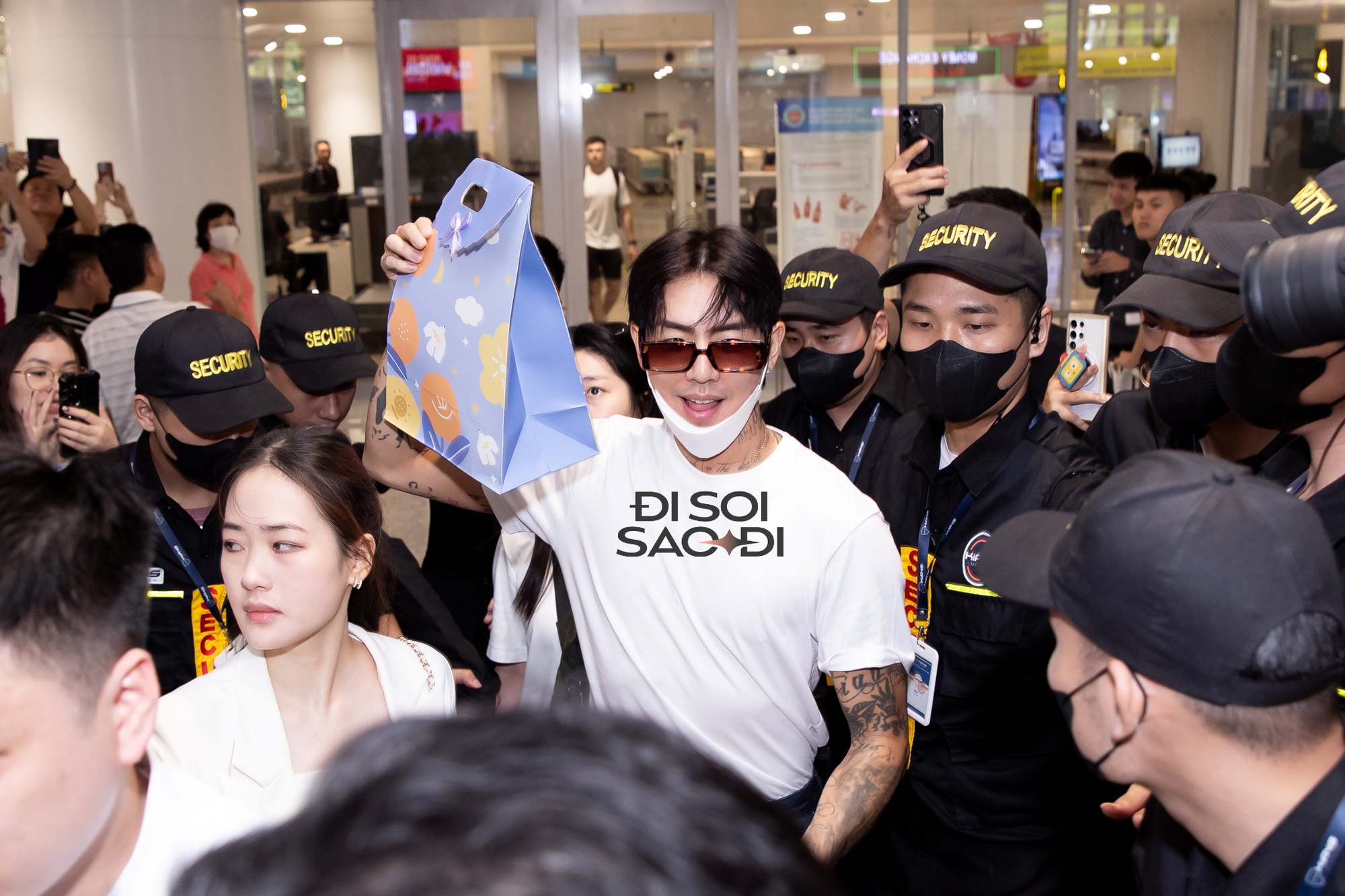 "Trai đẹp khiến cả sân Mỹ Đình phát cuồng" DPR Ian đội nón lá trở lại Việt Nam, biển fan chào đón "rể Việt" gây choáng!- Ảnh 6.