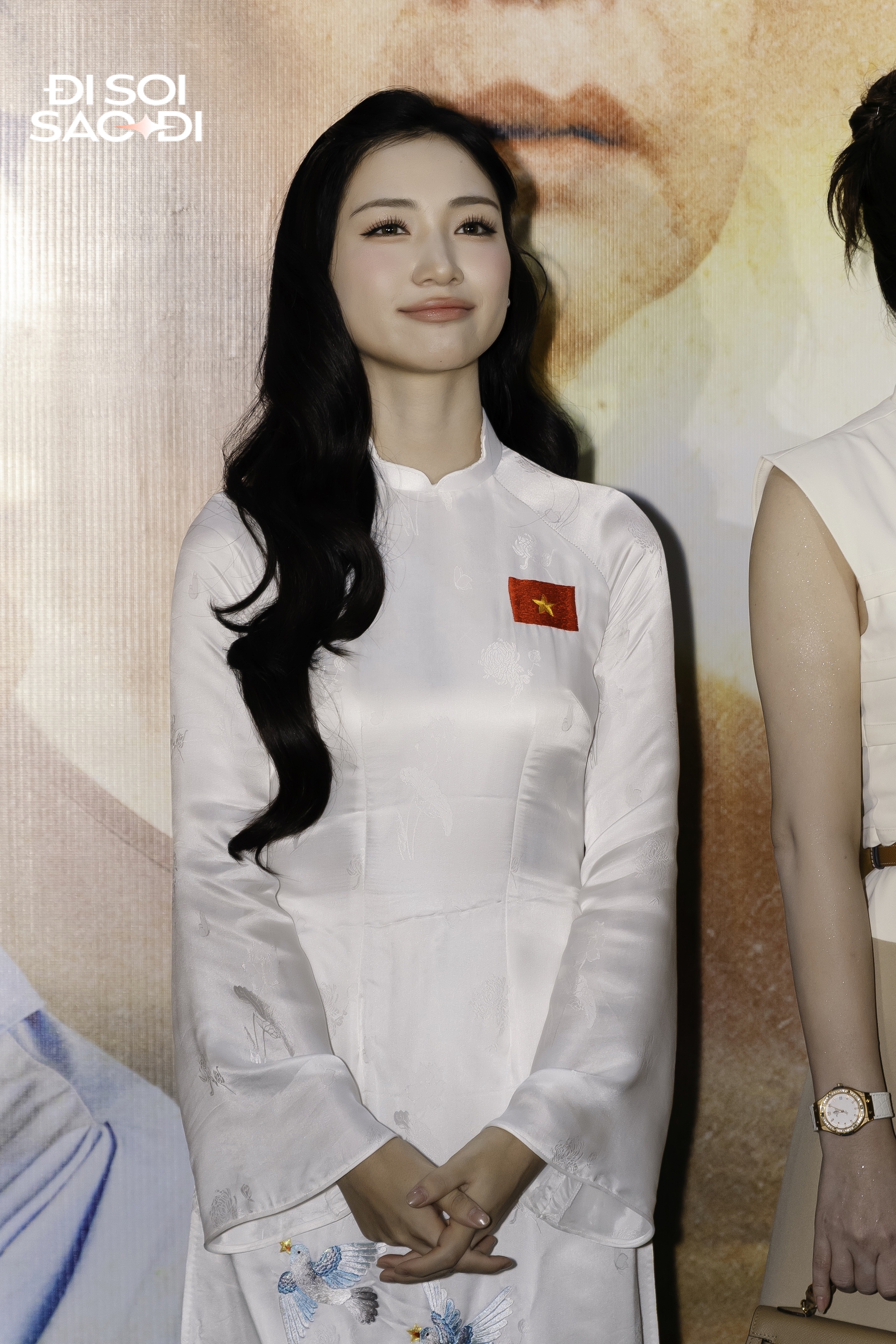 Cả Vbiz khóc nấc trước siêu phẩm mới của Hòa Minzy, cúi rạp người tri ân Mẹ Việt Nam Anh Hùng- Ảnh 2.