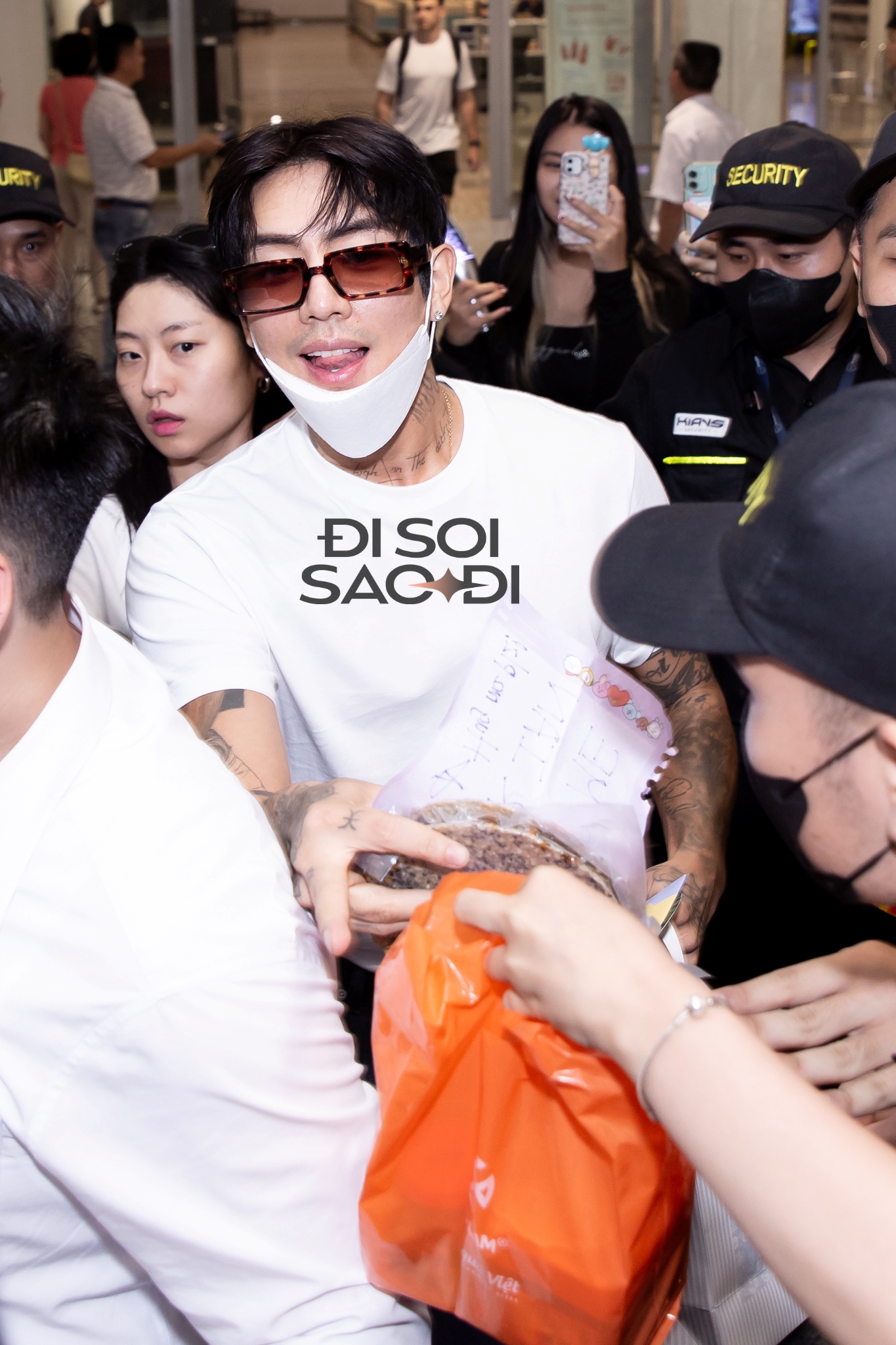 "Trai đẹp khiến cả sân Mỹ Đình phát cuồng" DPR Ian đội nón lá trở lại Việt Nam, biển fan chào đón "rể Việt" gây choáng!- Ảnh 3.