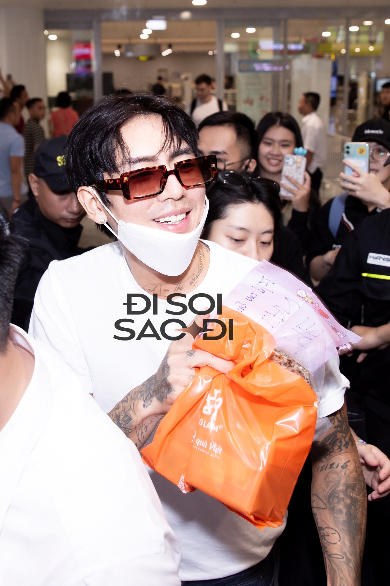 "Trai đẹp khiến cả sân Mỹ Đình phát cuồng" DPR Ian đội nón lá trở lại Việt Nam, biển fan chào đón "rể Việt" gây choáng!- Ảnh 4.