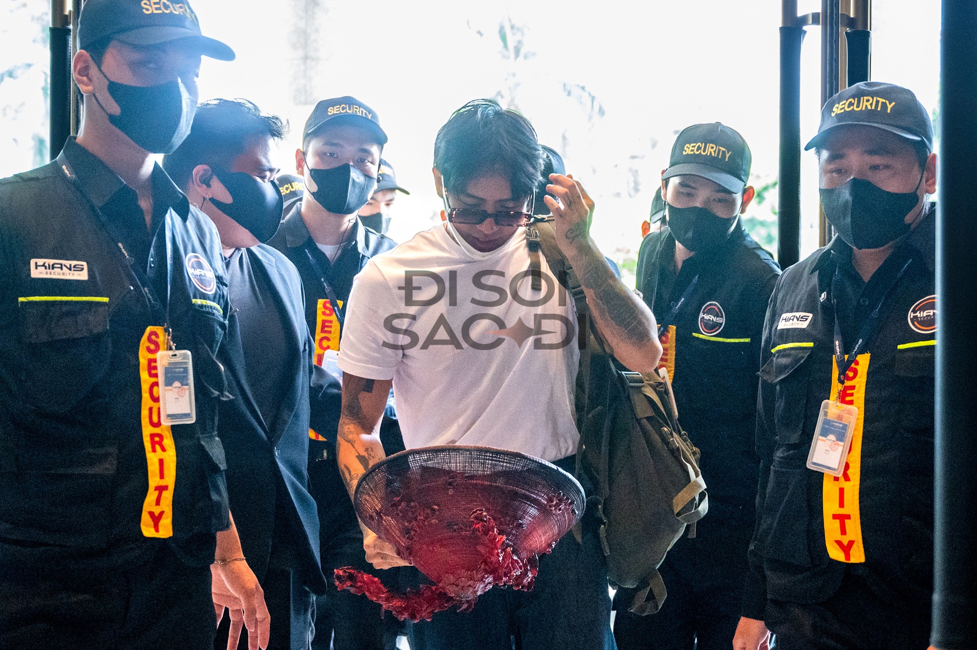 "Trai đẹp khiến cả sân Mỹ Đình phát cuồng" DPR Ian đội nón lá trở lại Việt Nam, biển fan chào đón "rể Việt" gây choáng!- Ảnh 14.