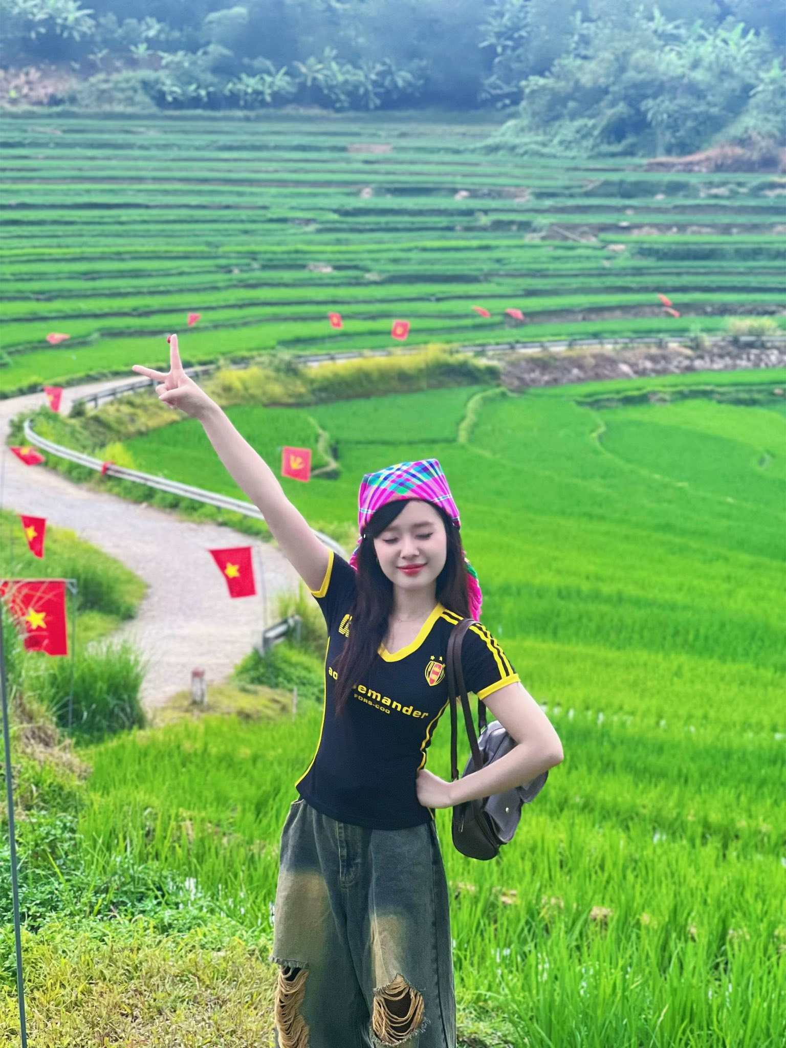 Không phải Sa Pa hay Mù Cang Chải, khung cảnh ruộng bậc thang đẹp như tranh này đang cực hot: Cung đường chữ S rực rỡ cờ đỏ sao vàng, thỏa mãn cả khách đi chill lẫn trekking khám phá- Ảnh 3. Không phải Sa Pa hay Mù Cang Chải, khung cảnh ruộng bậc thang đẹp như tranh này đang cực hot: Cung đường chữ S rực rỡ cờ đỏ sao vàng, thỏa mãn cả khách đi chill lẫn trekking khám phá- Ảnh 3.