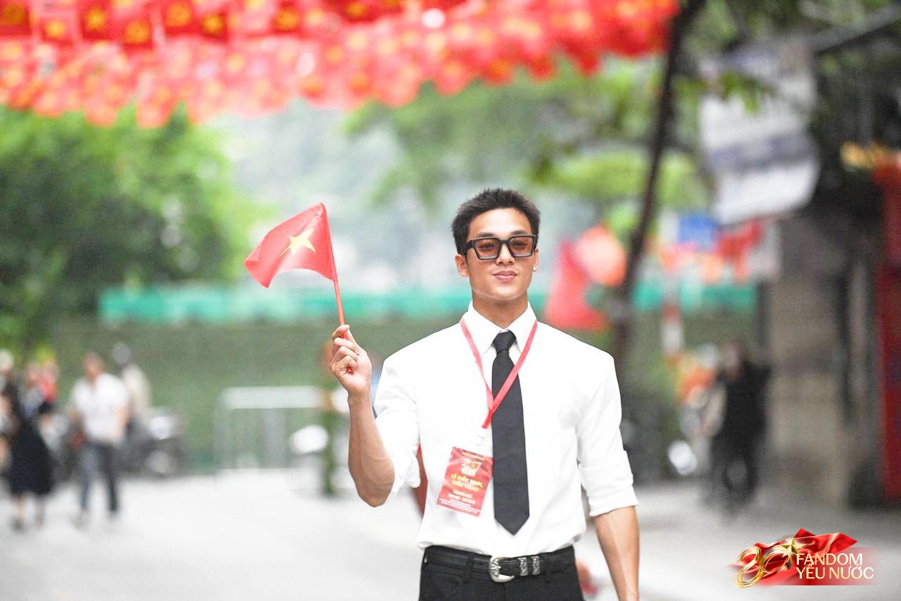 Gặp gỡ "nam thần khẩu trang" gần 1m9 được săn đón trong buổi tổng hợp luyện, diện sơ mi trắng còn gây sốt cỡ này!- Ảnh 4.