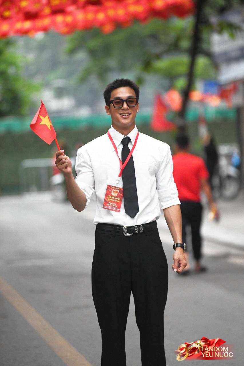 Gặp gỡ "nam thần khẩu trang" gần 1m9 được săn đón trong buổi tổng hợp luyện, diện sơ mi trắng còn gây sốt cỡ này!- Ảnh 7.