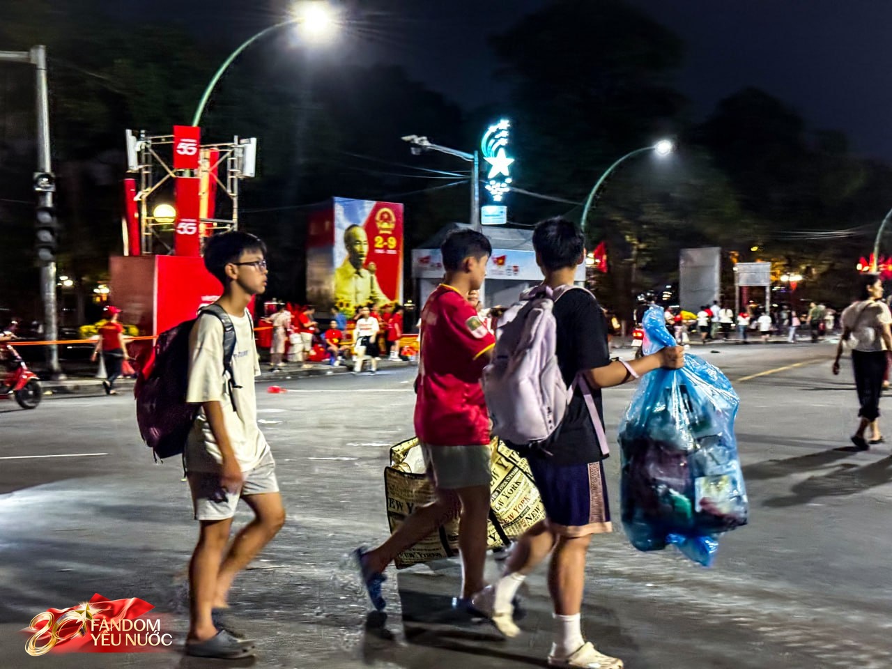 Dọn sạch rác sau buổi Tổng hợp luyện đầu tiên ở Hà Nội: Mỗi người 1 tay, các cô chú vệ sinh môi trường đỡ cực!- Ảnh 3.