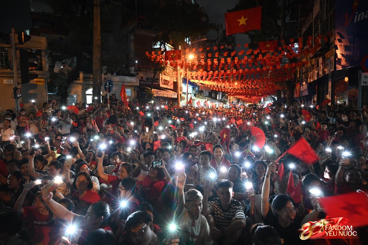 Khoảnh khắc có thật ở Hà Nội tối 21/8 khiến nhiều người ngỡ như AI tạo ra- Ảnh 1.