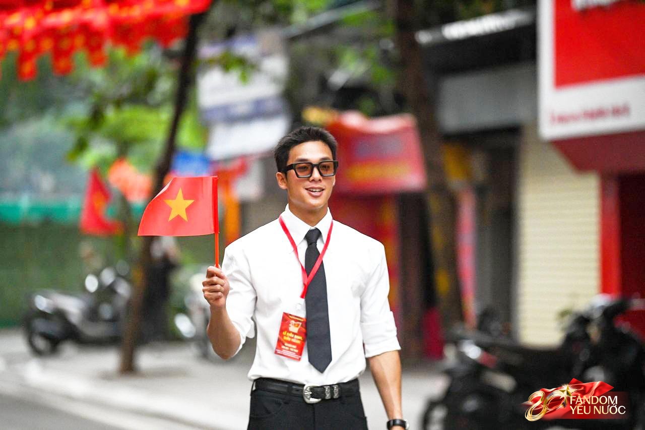 Gặp gỡ "nam thần khẩu trang" gần 1m9 được săn đón trong buổi tổng hợp luyện, diện sơ mi trắng còn gây sốt cỡ này!- Ảnh 5.