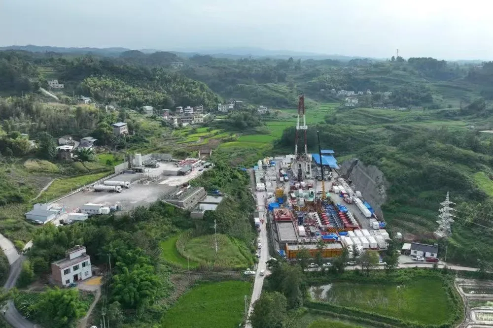 Còi báo động vang lên, dự án khoan sâu 3.300m dừng thi công khẩn cấp, kho báu chứa hàng trăm tỷ m3 'vàng trắng' lộ diện nhờ công nghệ cao- Ảnh 1.