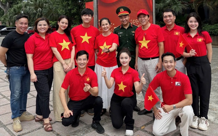 Hôn nhân gần 4 thập kỷ của vợ chồng nghệ sĩ nổi tiếng tham gia diễu hành dịp 2/9- Ảnh 1. Hôn nhân gần 4 thập kỷ của vợ chồng nghệ sĩ nổi tiếng tham gia diễu hành dịp 2/9- Ảnh 1.